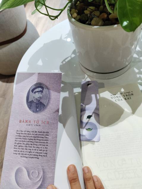 Tác phẩm khá dầy và rất nhiều kiến thức bổ ích của Đông y cho trẻ nhỏ và người lớn. Mình rất hài lòng vì chọn được cuốn sách hay xuất sắc thế này, sàch vừa ra mắt được mấy ngày là mình phải có ngay trong tủ sách yêu thích.