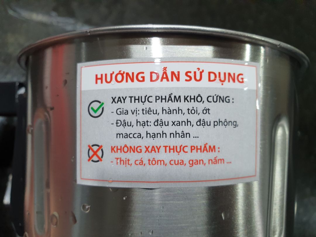 Tiki giao hàng nhanh, bọc hàng cẩn thận, hàng mới đẹp sạch sẽ. Mình đã tự kích hoạt được bảo hành điện tử chính hãng. Máy xay và cối xay chất liệu thủy tinh và inox dày dặn, sáng đẹp, chạy tốt, vận hành an toàn do phải xoay đúng khớp khóa và để nút vặn ở OFF trước khi khởi động thì máy mới chạy được. Các bộ phận nhỏ của cối xay đều tháo ra được rất tiện vệ sinh sạch sẽ. Trước khi mua thấy cối xay phụ bằng inox định tận dụng để xay thịt nhưng hóa ra nhà sản xuất khuyến cáo cối này chỉ xay hạt khô, và dao xay của cối phụ là loại bản dày và không mài sắc lẹm như dao cối to nên cũng ko xay được thịt. Nhưng dù sao công dụng chính của máy là xay sinh tố nên mình cho 5 sao về hình thức và công năng, mua được đúng đợt có mã sale còn 1.291k khá hài lòng 😄