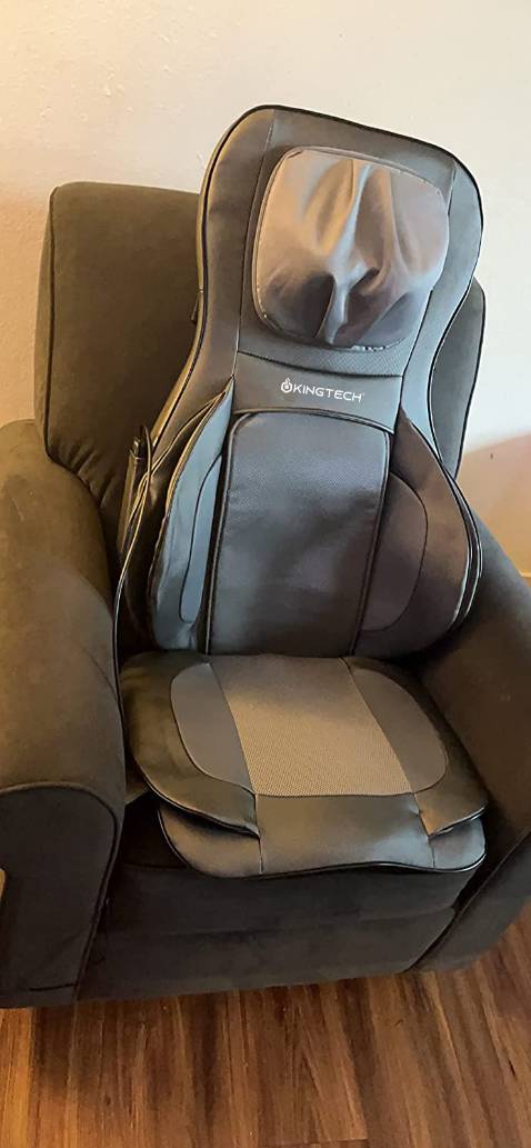 Cái đệm này theo mình thì khá to, nặng, đặt vừa ghế sofa như trong ảnh. Ngồi một lúc thấy oke, massage đầm và mạnh, da thoáng không bị bí nóng hay ngồi lên. Điều khiển thì dễ cắm điện bấm bấm là chạy. Chế độ hồng ngoại *** thử thấy ấm hơn, tốt hơn thì chưa thấy gì, có thoải  mái hơn đôi chút. Vừa xem phim vừa ngồi đệm rất ổn.