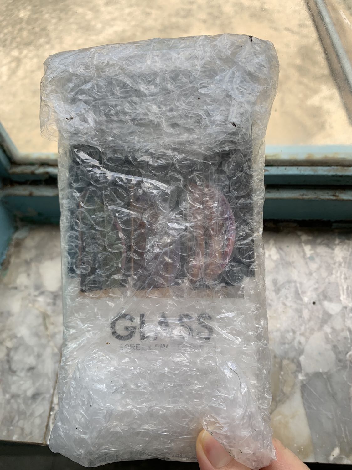 Đặt bộ kích bình ma giao miếng dán màn hình.