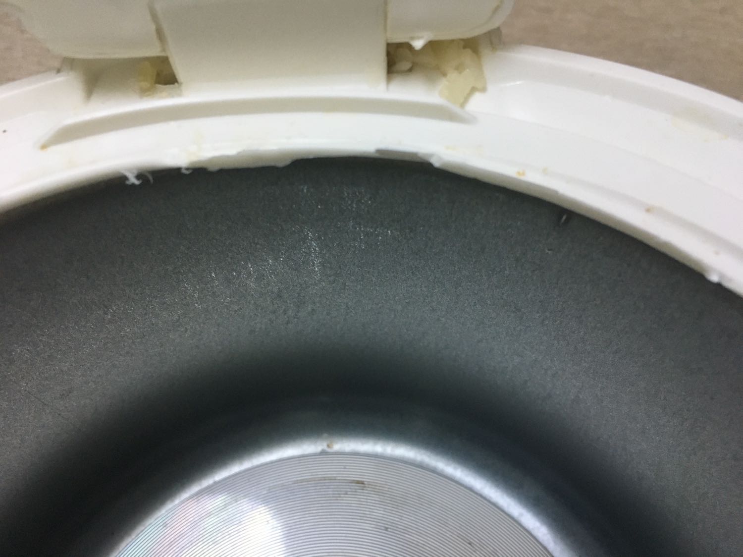 Mình dùng đc khoảng 1t thì nồi bị nóng cả bên ngoài và chảy nhựa vành ngoài như hình. Nhựa cháy và bám chặt vào nòng nồi lôi ra giò không cho vào đc nữa. Nút bấm nấu không ấn đc. Nắp không đóng đc nữa. 
  Gọi bảo hành hẹn 24-48h gọi lại. Không thấy gọi
  Gọi lại số tổng đài thì 2 tiếng nhân viên kỹ thuật gọi điện và báo hỏng như này không thuộc diện bảo hành. Chỉ bảo hành khi nồi ko nấu được.

Quá thất vọng luôn.