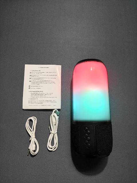 Ưng nhất bộ đèn của loa này, đèn thực tế đẹp hơn trong hình nhiều, âm thanh 8/10, ấm, hợp không gian nhỏ, nghe nhạc âm lượng vừa phải thì pin khá lâu, bảo hành 12 tháng nên cũng yên tâm, ❤