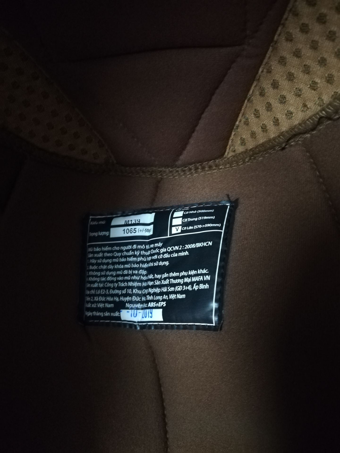 NSX ghi 3 Size S M L. Sản phẩm ghi L XL các kiểu nên nếu không tùm hiểu kỹ có khi nhầm, nhầm lại không hỗ trợ đổi trả.
Mua gói TikiNow, book giao Now thì đúng là có hàng nhanh thật, tại mình ở kế bên Tiki, cho kiểm hàng thì đang bung hàng ra kiểm nhân viên giao phóng đi luôn, ngỡ ngàng vô cùng, chắc tại chiều nên vậy. Đặt Now lúc nào nhân viên giao cũng gấp gáp đi thang máy ko kịp chờ thang luôn, có khi còn đơn sau nên đành thông cảm.
Nón đẹp, che tai bị cụt. Đội bị hầm bí sau ót, do chỉ thiết kế thoát hơi trán.