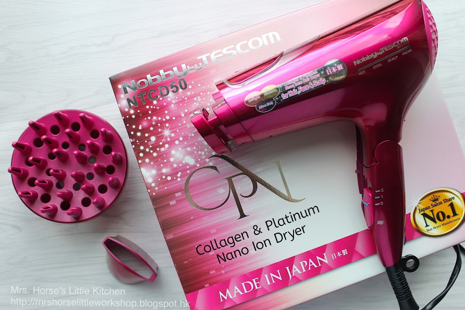 Mình nhận hàng nguyên bộ máy sấy rất hoành tráng luôn.
Máy sấy êm ru, đầu sấy thổi mượt mà rất ưng ý. 
Máy thích hợp dùng trong gia đình, có 3 đầu sấy tiện cho việc thay đổi theo mục địch sử dụng. 
Nguyên hộp máy nên việc bảo quản cũng dễ, không sử dụng có thể cất nguyên vẹn vào hộp để bảo quản cho dễ. 
Phần dây điện khá dài, dùng rất tiện lợi.
Dịch vụ giao hàng 2 h của Tiki rất hài lòng, nhanh chóng và thân thiện.