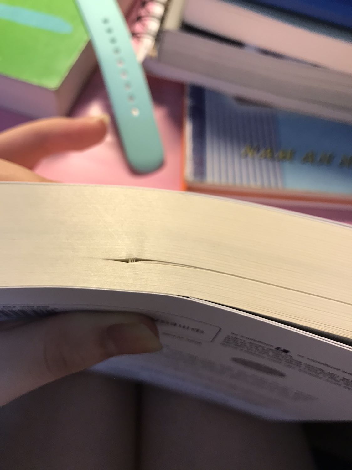 Sách bìa đẹp, giấy khá dày, hơi mùi. Tuy nhiên cuốn của mình bị lỗi nhẹ ở giữa cuốn gần chục trang bị nhúm do nhà in in lỗi, mình ấn thẳng ra thì nó thừa giấy ra nhìn hơi mất thẩm mĩ