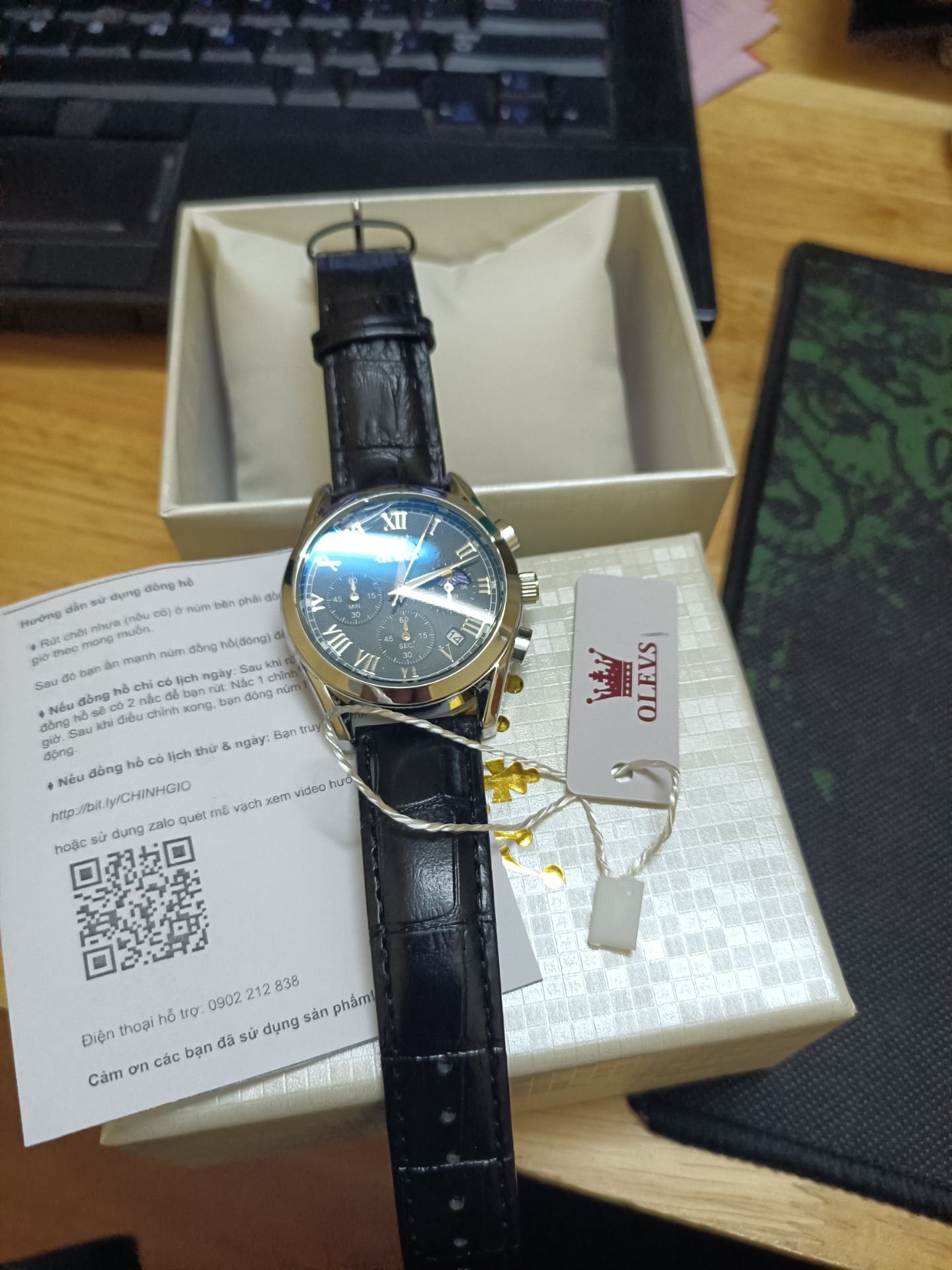 hàng đóng gói đẹp và chắc chắn. bên trong hộp chỉ có đồng hồ và giấy hdsd + tem chốt nhựa đã mất không biết là có mất pk gì không
