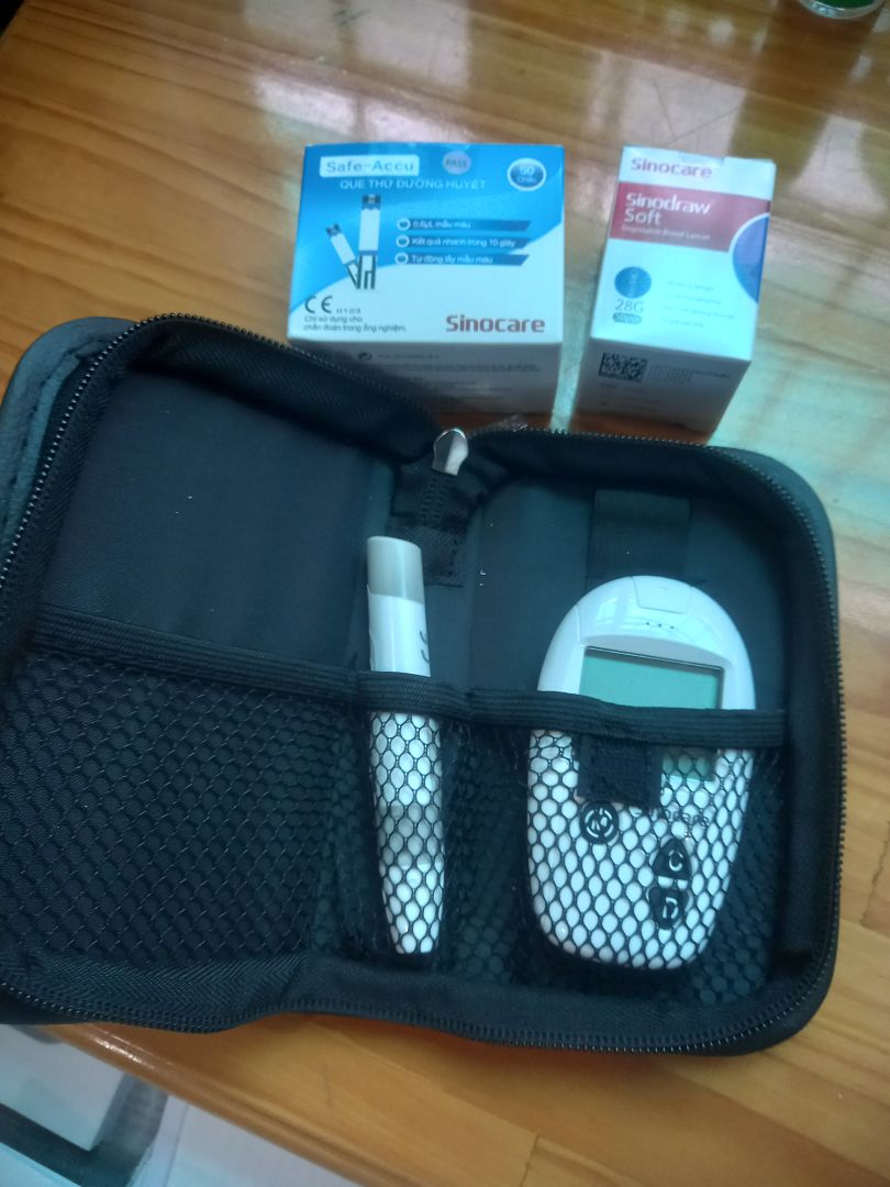 Giao hàng rất nhanh 24h. Máy nhỏ gọn dễ sử dụng. Phụ kiện kèm theo như kim, que thử đầy đủ, hsd 2027. Rất hài lòng