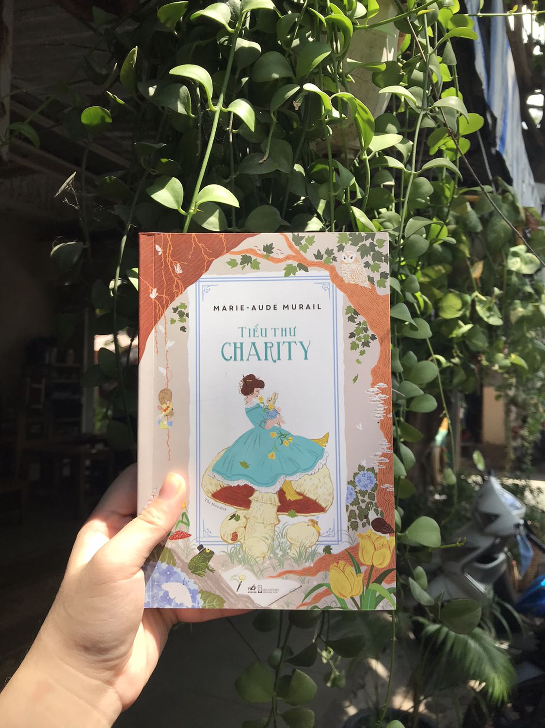 Tiki giao hàng nhanh. Sách nhã nam nhiều cuốn mắc nhưng cuốn này dày mà lại rẻ. Bìa xinh xắn dthg. Ngay cả đọc cái tên cũng mang lại cảm giác nhẹ nhàng rồi ấy. Hi vọng cuốn sách này mang lại cho mình trải nghiệm tốt.