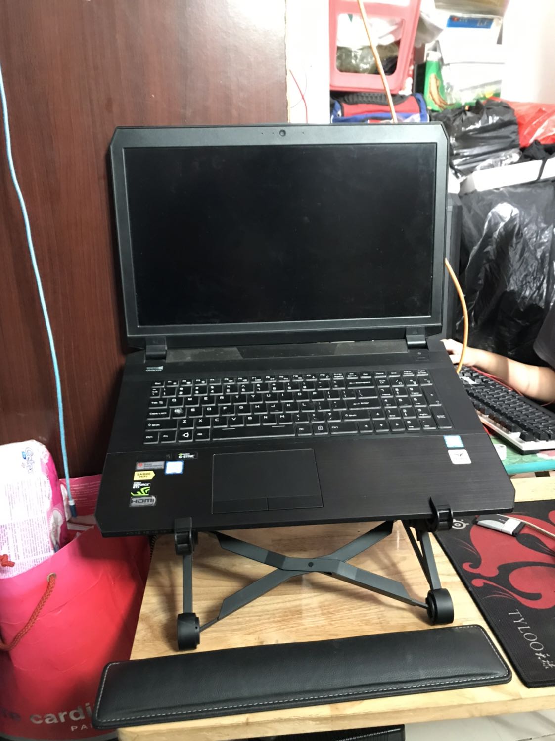 Chân đế gấp lại rất gọn, chắc chắn. Chịu tải được cả laptop 17.3 inch. Các khớp nối chắc chắn. Rất đáng tiền