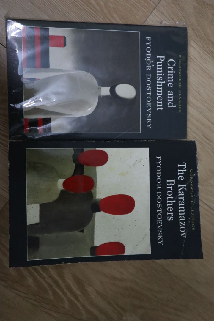 Chả hiểu mua 2q sách chỗ các bạn 1q thì oke mới đẹp, quyển còn lại thì như đã bị dùng đi dùng lại nhiều lần, bụi bặm, nát và còn hơi ẩm ướt. Mua sách trên Tiki đã lâu chưa bao giờ cảm thấy tệ như thế này. Lúc đầu cũng chỉ muốn gọi điện cho *** báo trả lại nhưng lần nào gọi cũng máy bận, chờ mãi cũng không ai nghe máy.... Thiết nghĩ các bạn cần xem lại cách bạn chăm sóc khách hàng+ kiểm tra hàng trước khi giao.