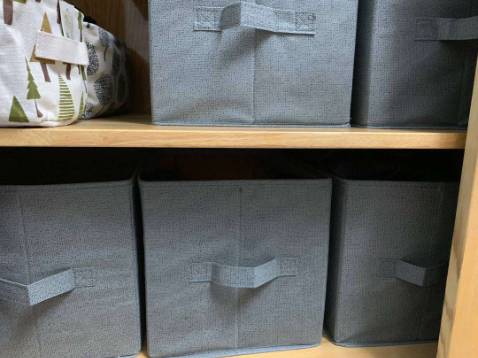 Mình đặt nhiều màu, nhưng màu kem nhìn lạ nhất - màu xám thì mua mấy lần trước rồi - có nhiều ảnh chụp nên dùng luôn. màu kem chắc để chụp sau! sản phẩm có nắp liền vào hộp, có thể gấp gọn khi ko dùng nữa tiện lợi. bộ sản phẩm trước dùng bên châu Âu khá thích, nay bán tại việt nam giá rẻ hơn mấy lần! nói chung ưng ý. tuy nhiên mn sử dụng nước hạn chế để thấm vào nhé, vì nó là cốt bìa nén công nghệ cao, nên gặp nước thì mất độ cứng cáp của sản phẩm!