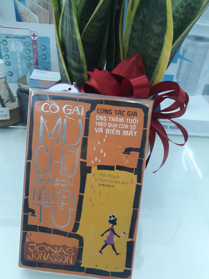 Lại là văn phong đặc trưng của tác giả Ông trăm tuổi. Nhân vật chính luôn có 1 cái chất riêng không giống bất kỳ ai từng tồn tại. cách kể chuyện hài hước, buồn cười và hơi cục xúc. Người dịch biết cách dùng từ ngữ độc đáo, sáng tạo, dân dã của người Việt. Mình chỉ mới đọc nửa cuốn mà cảm thấy hấp dẫn không thể nào dừng lại được. Bạn sẽ không hối hận khi mua quyển này nếu đã yêu thích Ông trăm tuổi.