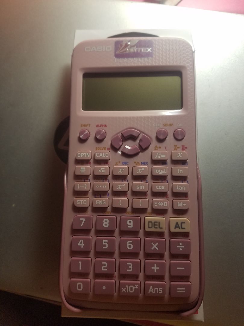 Giao về hộp rất đẹp luôn, không hề có móp méo gì hộp ở bên ngoài đâu. Nếu ai đang muốn mua em này vì nghĩ màu hồng phớt thì dẹp đi, màu hồng "mắm tôm" bên ngoài và bên trong thì màu sẽ nhạt hơn. Shipper không thân thiện lắm, hẹn chiều quay lại nhưng shipper không chịu mà tới mấy ngày sau mới quay lại. Nhưng đó cũng không phải tại shop nên vẫn 5 sao ♡ nói chung là đáng mua trong tầm giá