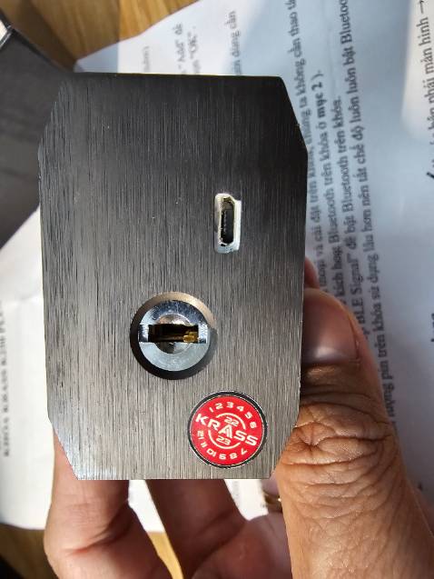 Khoá quảng cáo Thương hiệu Đức, giá cũng khá cao tuy nhiên theo mình cảm nhận dưới con mắt của 1 kỹ sư Cơ khí thì như sau nhé các bạn
1. Bề mặt hoàn thiện ko cao, lớp sơn có nhiều hạt nổi lên khá xấu
2. Đầu sạc cổng micro usb chứ ko phải type C, lớp nhựa che cũng đc làm khá lem nhem ko ưng mắt chút nào
3. Càng khoá không phải loại có 2 chốt móc
4. Bề mặt hoàn thiện ghép các tấm thép không đồng đều, điều khó hiểu với hàng thương hiệu Đức lắm
5. Khi đọc bài gthieu sp ko thấy seller nói rõ tính năng mở khoá từ xa qua wifi phải trả thêm tiền
Tuy nhiên vân tay nhận khá nhạy nên cho 4 Sao khích lệ