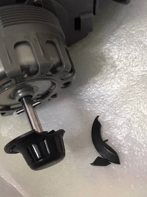 rất tin tưởng tiki nhưng lần này thì hơi nản. 
Lần 1: nhận về thấy hộp móp móp là nghi nghi, mở ra thì thấy bìa cactong cố định quạt ko đúng như hàng mới mà kiểu lấy ra bỏ vô đại nên kqua là thấy cái núm vặn giữ cánh quạt bị vỡ. phản hồi tiki cho thu hồi dù m bảo chỉ cần gởi lại núm khác cho m để đỡ công vc nhưng tiki nói cần thu về toàn bộ. OK thấy hài lòng.
Lần 2: hộp nhìn chung ko móp như L1, mở ra cũng thấy tốt nhưng cái bao nilong bọc phần động cơ bị trầy rách nhiều nên thấy nghi nghi. Mở ra kiểm tra thì vòng nhựa  giữ lồng quạt sau bị méo (như hình kèm theo), vỏ nhựa chụp phía sau của động cơ bị nứt, thiệt tình nản luôn. Lắp vào mà lắp kiểu rón rén sợ hư mà thiệt là cái vòng nó móp nên vặn cũng có chút khó khăn. cho chạy thử thì mạnh, hơi ồn.
Lần này nhận xét về khâu kiểm tra đóng gói của tiki đã xuống cấp thật, gới hàng L2 về ngoại quan và bên trong nhìn thì ok nhưng kiểu như lấy hàng bị hỏng vẫn giao cho khách. không kiểm tra kỹ hàng trước khi giao . 
Nếu tiki không sửa đổi về các khâu này thì chất lượng của tiki ngày càng đi xuống, cho dù chế độ hậu mãi của các bạn có tốt đến mấy nhưng khâu ban đầu đã kém thì mất dần uy tín với khách hàng, họ rất ngại đổi trả liên tục như vậy