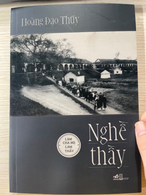 Sách đẹp,mỏng, giấy mịn, chất giấy không gây loá mắt, ngôn từ dễ hiểu, giao hàng nhanh (từ khi đặt đến lúc nhận khoảng 2-3 ngày) buồn 1 nỗi là không có bookmark Sách đẹp,mỏng, giấy mịn, chất giấy không gây loá mắt, ngôn từ dễ hiểu, giao hàng nhanh (từ khi đặt đến lúc nhận khoảng 2-3 ngày) buồn 1 nỗi là không có bookmark