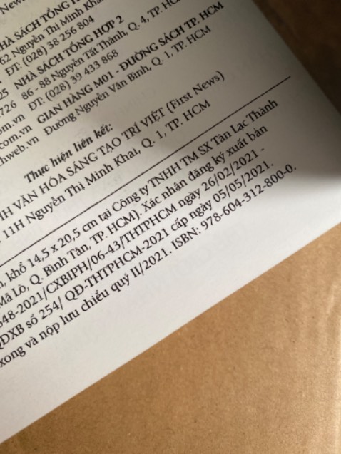 Hơi thất vọng, Tiki giao cho mình sách in vào quý II/2021, sách nhìn khá cũ và không được bọc bìa kiếng cho sách như ngoài nhà sách. Sẽ không là vấn đề nếu Tiki cho mình biết những thông tin này ở phần mô tả.
À và các bạn lưu ý khi mua nhé, sách Tiki cung cấp bị lỗi in khá nhiều trang và bản này không kèm bookmark.
Nói chung khá thất vọng, cảm giác như Tiki nhập sách lỗi rồi bán cho khách.