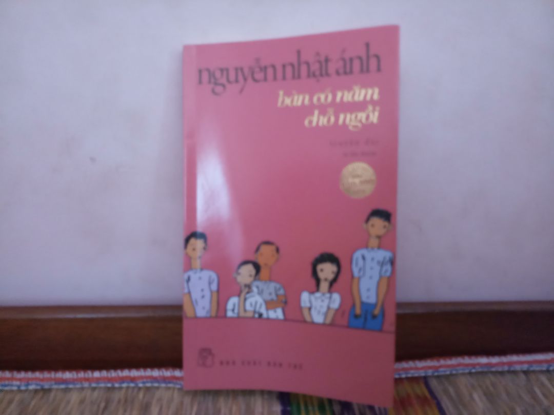 tưởng truyện dài.Nhưng bù lại thì truyện rất hay.Mua luôn hai cuốn cho tôi xin một vé bay về tuổi thơ và bàn có năm chỗ ngồi.Hai vuốm này tuy ngắn nhưng rất hay. Tôi thấy so với các chỗ khác tiki bán sách hơn vừa giảm gúa nữa. Tôi sẽ luôn đồng hành cùng với bạn.Tiki giao sách rất nhanh hẹn là thứ ba giao,mà lại thứ bảy giao.Tôi rất thích cách giao hàng của các bạn.Ở mấy chỗ khác 5 ngày hoặc 6 ngày mới giao tới . Thôi đến đây tôi xin dừng bút .Chúc các bạn may mắn nhé???