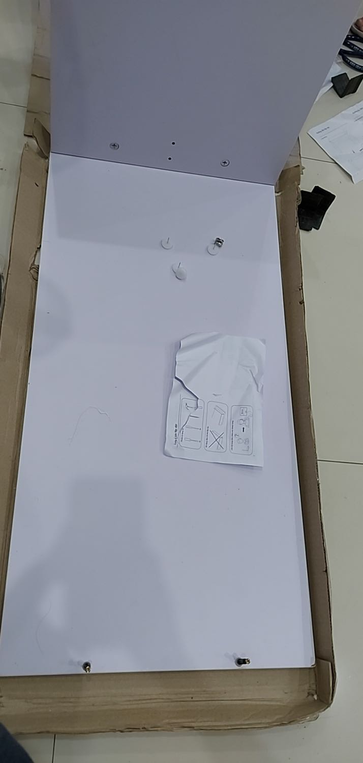 Đã nhận được sản phẩm. Nhưng các nẹp lề bị gãy nên không thể gắn được, vít thiếu nên gắn lên nhìn rất yếu không thể sử dụng được.
- Shop cần kiểm tra kỹ hàng trước khi gửi đến khách hàng.
- yêu cầu shop gửi hai con vít vặn cố định chân bàn
- 2 nẹp nhựa đen bị gãy như hình.