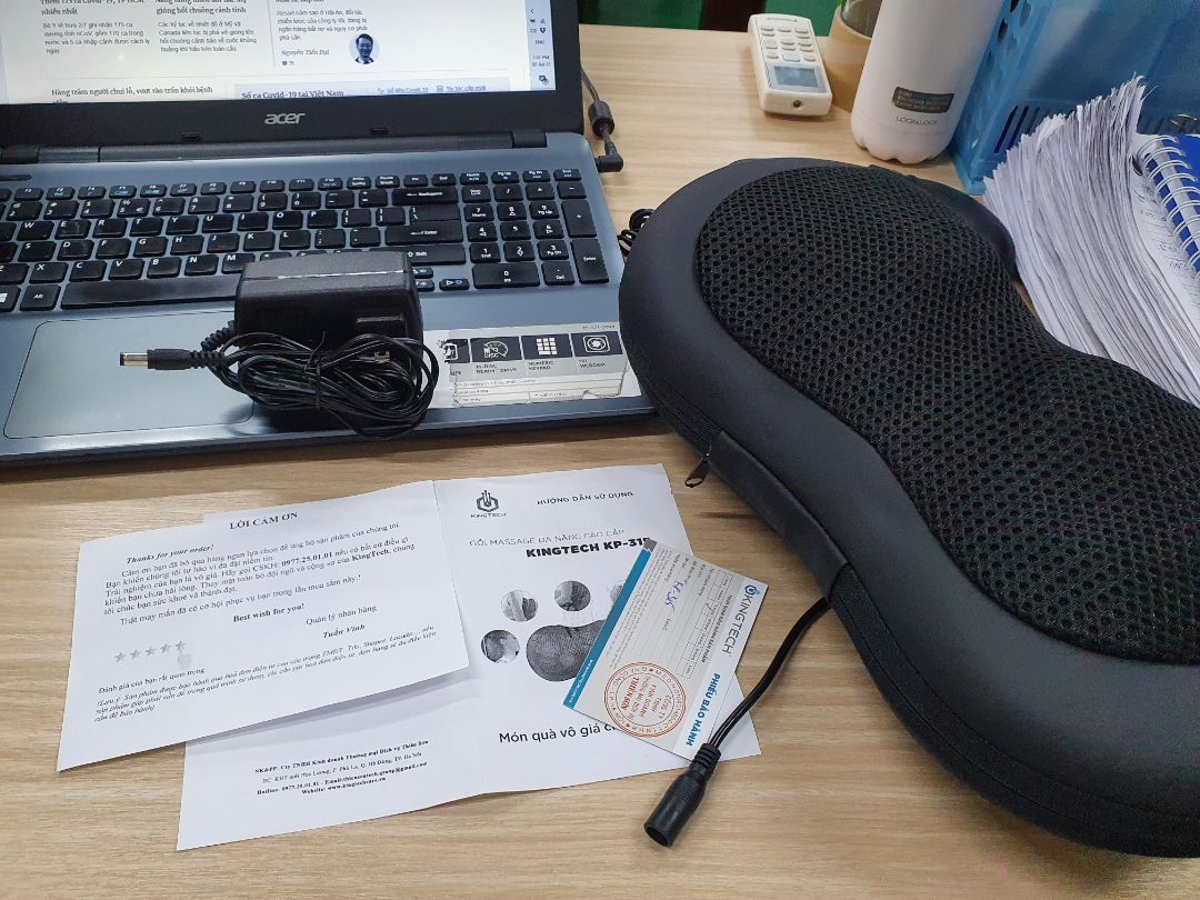 Shop đóng gói cẩn thận, lịch sự. 
Máy giống mô tả, da simili may sắc nét chắc chắn. Hơn hẳn đồ giá rẻ 2-300k. 
máy có 4 bi, bấm nút là xoay. nhiệt độ thì âm ấm cũng thoải mái không sợ nóng lắm.
Có bi to bi nhỏ nên lúc xoay cảm giác có ai dùng ngón tay cái ấn vào lưng, thích lắm. 
Bố mẹ mình bị thoái hoá đốt sống cổ và lưng, sử dụng xong khen nhẹ người. 
Tuy nhiên máy chỉ giúp thư giãn chứ không chữa được bệnh đâu các bạn nhé.
Về độ bền thì chắc phải chờ thời gian sử dụng mới biết được.