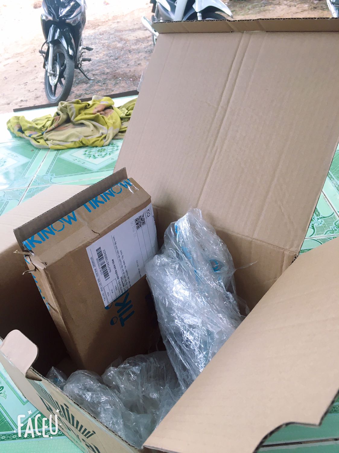 Nhân viên giao hàng nhiệt tình sản phẩm đóng gói cẩn thận