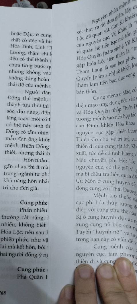 Với một người yêu sách mà thấy như vầy đau lòng lắm mấy má ơi. Làm ơn lần sau bọc 4 góc sách dùm đi mà!!! Sách vẫn còn seal màng, bên ngoài trầy trụa, bên trong giấy trắng ko phải loại giấy vàng chống loá. Giấy mỏng, mực in có trang đậm trang mờ. Mép giấy có chỗ bị lỗi. Nói chung giá này thì chất lượng vầy là phải. Có lẽ là nhữg cuốn bị lỗi loại ra để bán giá mềm hơn chứ bán đúng giá bìa chắc bị chửi cho vuốt mặt ko kịp quá. Nói chung kiến thức là vô giá! Nên tạm chấp nhận dc!
