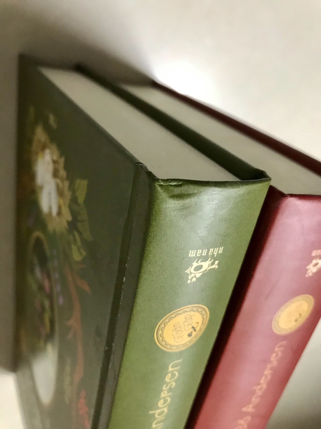 Tôi đã nhận được đơn hàng số 489920513. Sách được đóng gói trong hộp quá chật và để trần không có nylon xốp nổ bọc nên bị bẹp bìa. Bên cạnh đó, bìa sách cũng bị dính keo lem nhem. Đây là lần thứ 4 Tiki phải đổi lại đơn hàng có bộ sách này với cùng một lỗi hàng bị lỗi bẹp ở mức độ khác nhau trong quá trình vận chuyển do khâu đóng gói rất ẩu. Cách làm việc này vừa lãng phí nguồn lực của Tiki và vừa làm mất thời gian của khách hàng. Đã phản hồi thông tin cho bộ phận chăm sóc khách hàng của Tiki. Dường như mối liên kết giữa bộ phận chăm sóc khách hàng và bộ phận đóng gói có mối liên hệ hết sức mờ nhạt, nếu không nói cứ như thể chẳng liên quan gì đến nhau. Bộ phận chăm sóc khách hàng tiếp nhận thông tin xong thì bộ phận đóng gói vẫn giữ nguyên quy trình không thay đổi. Đây là bộ sách có nội dung rất hay nên đề nghị Tiki thu hồi sản phẩm lỗi và đổi bộ sách không bị lỗi. Cảm ơn Tiki.