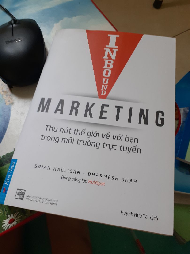 giao rất nhanh, đi tỉnh mà tối t2 đặt, sáng t4 đã nhận được rồi. Chất giấy chán k buồn nói. Được cái lúc nhận hàng thì hộp bị thủng mất nhưng sách k sao