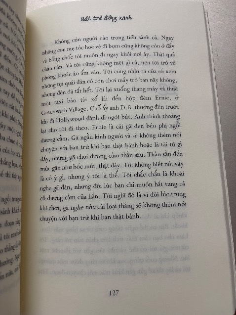 Sách in không rõ mực lắm, rất nhiều từ bị mờ hoặc mất cả dấu. Mua sách auth mà mực in kiểu vậy thấy không tin tưởng lắm.
Về nội dung thì sách có nhiều ẩn dụ và sẽ hơi kén người đọc. Cả cuốn sách chỉ là kể về những chuyện xảy ra với Holden trong 3 4 ngày sau khi cậu bị đuổi khỏi trường. Holden có thể có tính cách không giống ai nhưng mà nhờ Holden ta có thể mường tượng xã hội “bộ tịch” của Mỹ thời đấy. Song, nhiều vấn đề xã hội cũng được đặt ra như bao lực học đường, gái ***, sự quan trọng của giáo dục,… thông qua Holden với lời văn chửi thề rất nhiều. Nhưng suy cho cùng thì cậu cũng chỉ là chàng thiếu niên đang đứng giữa việc trở thành người lớn và việc vẫn còn là trẻ con.
Mình nghĩ những ai có nhiều trải nghiệm đọc sẽ thấy hay hơn nha.