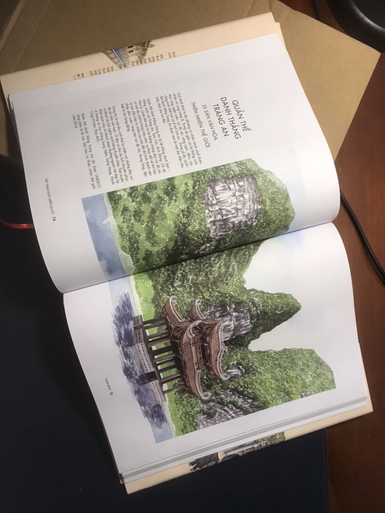 Sách đẹp từ hình vẽ đến bố cục, chất liệu luôn. Mong tác giả sẽ làm được nhiều tập tiếp theo để qua đó quảng bá văn hoá vùng miền đến với mọi người nhiều hơn nữa. ( mình ở Hoà Bình - xứ Mường mong có dịp được giới thiệu văn hoá trên sách).
Mọi người nên mua nhaaaa