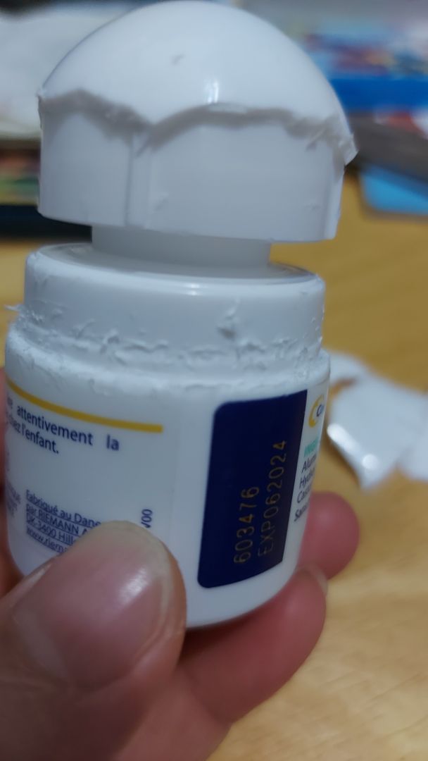 loay hoay mãi ko thể mở nắp đành lấy dao cạy nắp.thấy nắp bị gắn với chai bằng keo dán sắt.ko biết tại sao lại bị như vậy shop giải thích dùm.nói sx pháp nhưng thực tế sx tại đan mạch