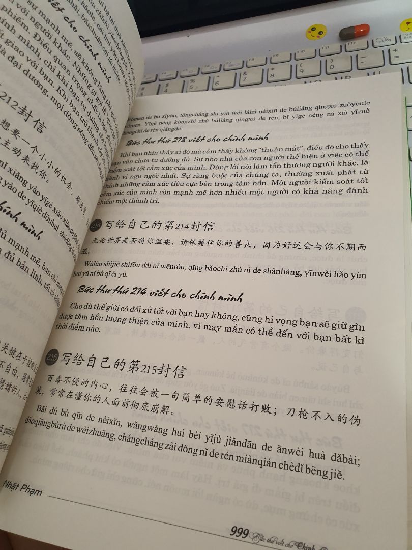 không nhầm thì trong hình mình thấy sách có bìa cứng nhưng mà giao hàng đến thì lại là bìa mềm. hmmmn. nhưng sách rất tốt mình khá thích. còn gửi ken đĩa CD. shop đóng gói rất cẩn thận. sẽ tiếp tục ủng hộ 👏👏👏