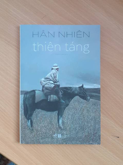 Một quyển sách đáng đọc, mình nghĩ vậy. "Thiên táng" giúp mình có thêm góc nhìn mới về tín ngưỡng tôn giáo và đời sống của những dân tộc sùng đạo. Rất thích việc tác giả tiếp cận một thế giới khác biệt (và bí ẩn?) với cuộc sống hàng ngày của mình một cách đầy tôn trọng và tỉ mỉ, không phiến diện, không qua quýt hời hợt. Cuối cùng, tình yêu và chất sử thi trong tác phẩm này khiến mình không thể không đọc lại thêm (nhiều) lần nữa để suy ngẫm.