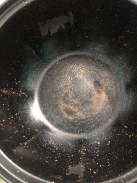 Mình mua về nấu cháo được đúng một lần rửa lại ngay sau đó, chỉ dùng đúng một lần và liên hệ Tiki giải quyết phải cần clip mở hàng. Thật sự lần đầu mua hàng trên đây gặp tình trạng như thế này, hàng kém chất lượng bong tróc hết lớp sơn chống dính, rỉ sét chất liệu kém chất lượng gây hại sức khoẻ. Rất không nên mua, đã muốn mua hàng online để nhanh chóng mà cách giải quyết chậm chạp yêu cầu đủ thứ mình đã quay clip sau ngày đó mà lại bảo không đầy đủ thiếu clip mở hàng. Vậy cho hỏi shop có clip đóng gói sản phẩm trước khi giao không?