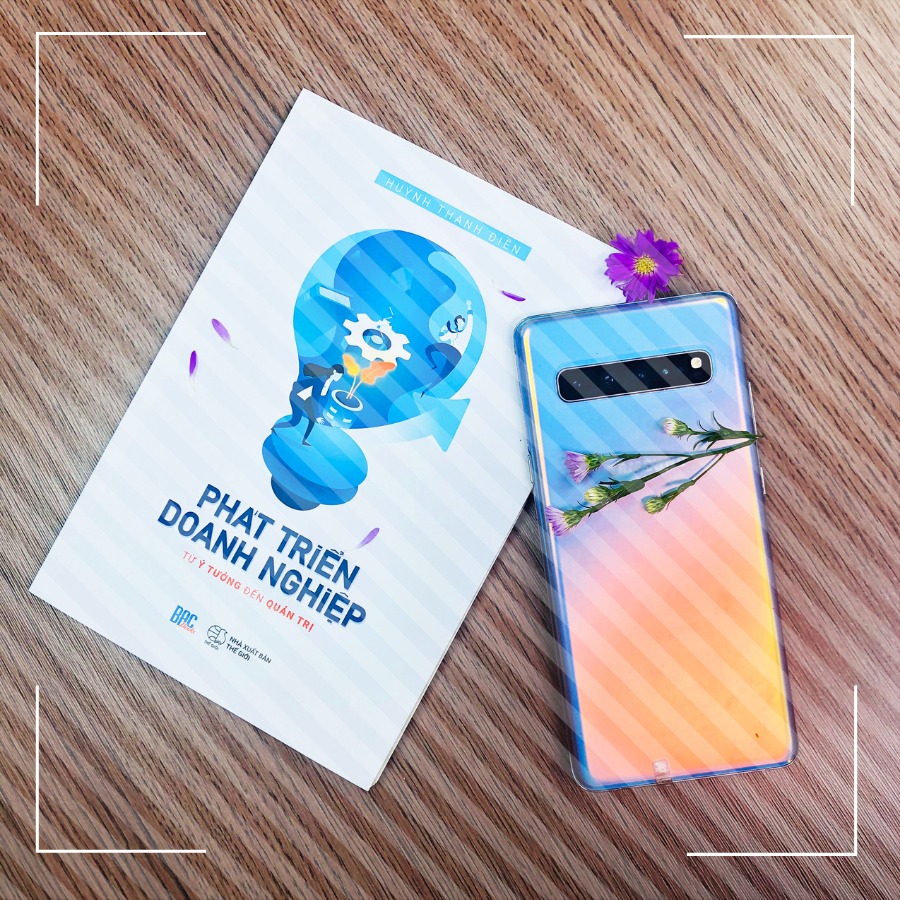 Phải nói rằng đây là một cuốn sách cực kì hay và bổ ích cho những ai đang muốn bắt đầu kinh doanh, vấn đề nêu ra của quyển sách là tất cả những việc làm nào không giúp xác định các giả định mà nhóm khởi nghiệp đặt ra là đúng hay sai, thì đó là những việc làm phí thời gian, công sức và tiền bạc,…
Phát triển Doanh Nghiệp từ ý tưởng đến quản trị là một quyển sách cần thiết đối với các bạn đang cần sự giúp đỡ về một tài liệu hướng dẫn cụ thể trong việc sáng lập, quản trị và vận hành doanh nghiệp.
Có thể nói đây là một quyển sách hay đáng đọc. Thêm một điều đặc biệt khiến mình có cảm tình với quyển sách này chính chất lượng của sách vô cùng xứng đáng với số tiền mà mình đã bỏ ra. Bìa sách đẹp, màu in hình ảnh rõ nét, thời gian giao sách cũng cực kỳ nhanh. Mình sẽ tiếp tục ủng hộ tác giả ở những ấn phẩm sau.