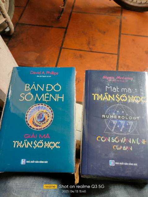 Chất liệu giấy kém. Có hiện tượng bị hơi mốc vàng ở tờ đầu tiên. Nói chung giá sách đắt quá nên bán 1 nửa giá bìa thì hợp lý hơn.