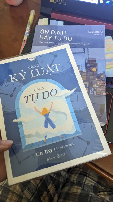 Mình mua vì đâu đâu trên MXH đều giành lời khen về cuốn sách này.

Sau khi đọc hết cuốn sách,
Tản văn khá nhẹ nhàng, các ví dụ và dẫn chứng còn hơi yếu đối với mình.
Không đủ khiến mình "Woah", hay tâm đắc

Mình đọc 1 cuốn sách với nội dung tương tự
Nhưng các ví dụ, dẫn chứng gần gũi, nên có sự tác động mạnh và đọng lại trong mình nhiều hơn - Đó là cuốn "ỔN ĐỊNH HAY TỰ DO"

Đánh giá:

Dịch vụ TIKI: 5/5
Chất lượng sản phẩm: 5/5
Nội dung: Ổn tốt, ý kiển cá nhân của mình 4/5

Tổng kết: Nên đọc, nhưng tài chính hạn hẹp thì nên đọc quyển "Ổn định và tự do" hơn