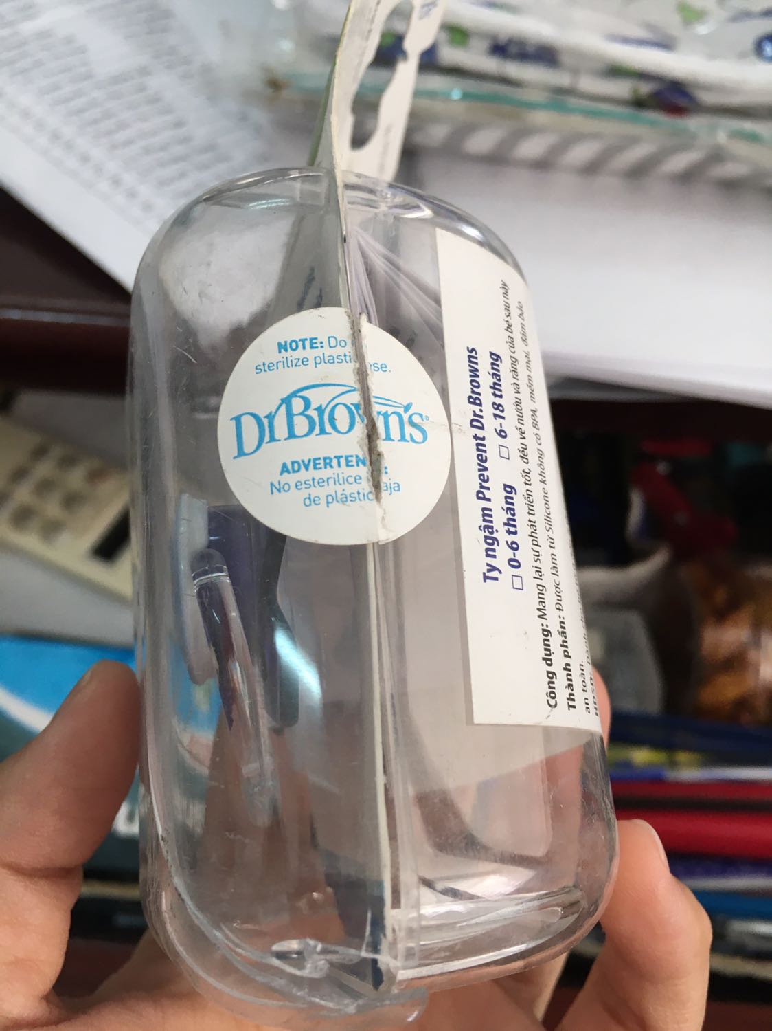 Mình mua hàng ở tiki rất nhiều và đây là một trong số ít lần mình nhận hàng xong rồi buồn lắm. Bao bì cũ kỹ, bể vỡ. Tem niêm phong cũng bị khui rách.