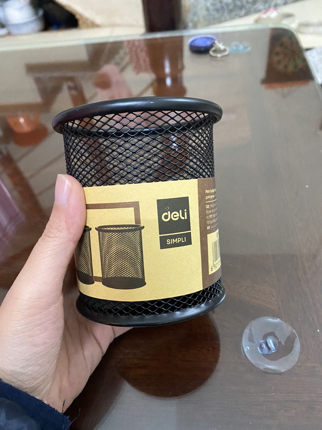 Hàng đẹp, chắc chắn, màu đen nhìn sạch sẽ, dưới đáy có lót lớp nỉ chống va đập hoặc gây tiếng kêu ?
Tiki giao hàng rất nhanh và đóng gói cẩn thận!