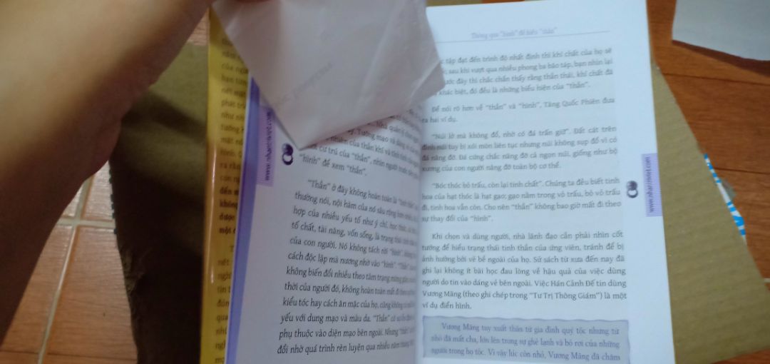 Mình chỉ mới đọc được 1/3 thôi, nội dung chỉ là cơ bản thôi cũng ok, nhưng nhận hàng gói không kĩ và ẩu, bị dính vào trang sách không gỡ ra thì không đọc được mà gỡ ra thì mất chữ, bị dính trực tiếp trên bìa sách mà không phải dính trên bookcare nên nhìn khó chịu đối với người yêu sách như mình. Mình đang chờ đổi trả