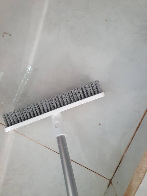 Hàng thương hiệu nên khâu đóng gói rất đẹp mắt và xịn xò.
- Ưu điểm: cán nhôm nên cầm nhẹ. Đầu chổi chà tích hợp quét nước tiện lợi

- Nhược điểm: cán hơi ngắn dù kéo hết cỡ. Chổi lông thưa nên chà mất thời gian kéo lại nhiều lần mới sạch.