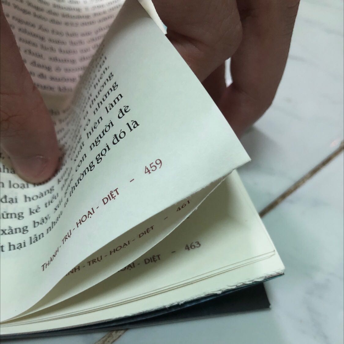 Cách viết của bác Nguyên Phong vô cùng lôi cuốn, đến mức mình thấy đây giống câu chuyện giả tưởng hơn là câu chuyện thật. Nội dung cho 4/5*
Về hình thức: 2/5* vì phần cuối nhiều trang bị dính chùm, nhà xuất bản chẳng trau chuốt cho sách gì hết
Về giao hàng: 3/5* vì giao trễ.