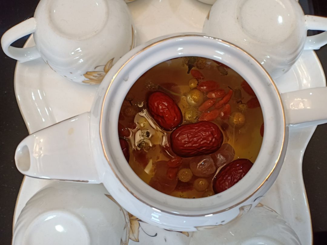 Hoa cúc thơm lắm. nhìn sấy khô thì nhỏ xíu vậy thôi, chứ lúc hãm trà là nó nở ra khá to. Mình thấy uống thơm, ko có tạp chất. Mình thường pha cùng với táo đỏ kỷ tử tử và long nhãn để tăng tác dụng.
chắc chắn sau khi uống xong sẽ ủng hộ tiếp!