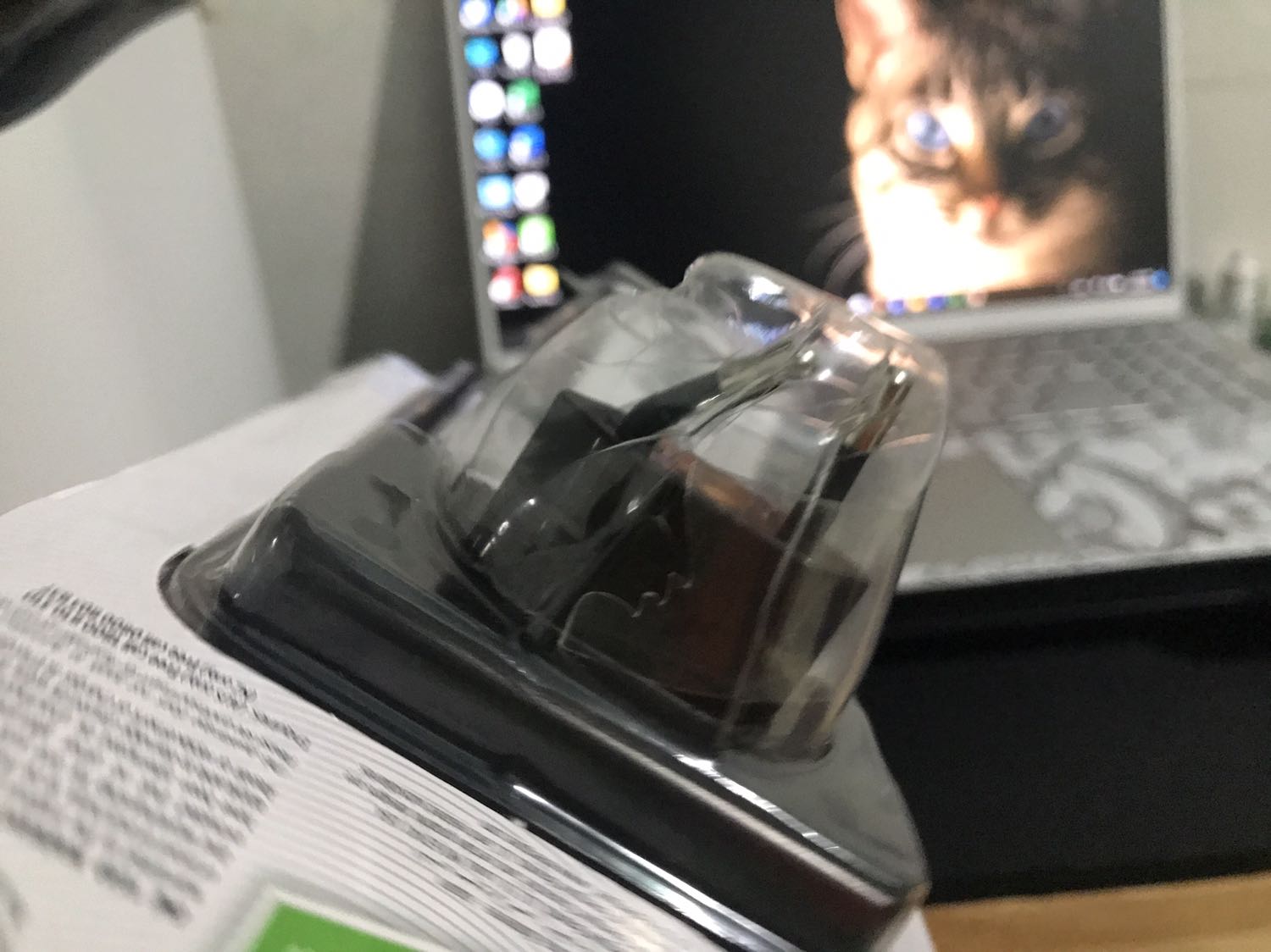 Mình mới nhận được hàng xong, khui ra thấy nó bị rách với cái chấu bị méo chân cắm luôn! Nhờ Tiki đổi dùm hàng mới cho mình! Mình mới nhận được hàng xong, khui ra thấy nó bị rách với cái chấu bị méo chân cắm luôn! Nhờ Tiki đổi dùm hàng mới cho mình!