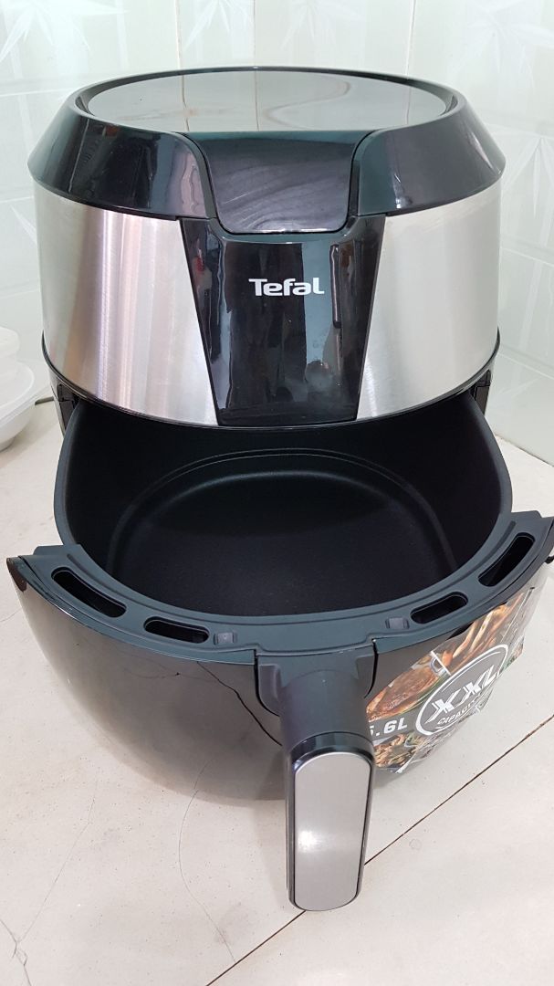 Nồi chiên không dầu Tefas 5,6 lít đẹp, sang, rất nặng tay với phụ nữ...hihi Khay nướng gà nhẹ lắm và rộng, gà 1k5 dư sức nha. Vì nồi to nên chiếm diện tich bếp đó.
Về chất lượng sau nướng, chắc do "tay nghề chưa cao" nên sau khi nướng, da gà giòn thơm rất ngon vì có ướp mật ong, còn thịt gà trên dưới đều chín hết nhưng không thấm gia vị nên ko ngon. Còn nướng tôm, vì tôm sông, tôm nhỏ sợ để theo chương trình sẽ cháy,  nên công suất hay hay thời gian đều hạ xuống mức thấp, do vậy tôm không ngon..! Hihi...phải học thêm thôi.. Ti không nghĩ do bếp..
Ti sợ dầu mỡ nên sử dụng em bếp này rất tiện dụng. Vấn đề là phải có "tay nghề" nắu nướng trong tẩm ướp tẩm thì thực phẩm nấu mới ngon.a1🥰
Việc đóng gói rất cẩn thận, Shipper nhiệt tình, dễ thương.
Mua được nồi chất lượng Pháp, khuyến mãi được máy xay thực phẩm Tefas (chưa xử dụng) + Ti mua thêm 2 nồi nấu ăn dùng cho bếp từ => tổng cộng hơn 4,1 triệu.
Ti săn được vouche giảm giá 1 triệu khi mua hàng Tefas trên 4 triệu, nên rất hài lòng! 
Ti trả hơn 3,1 triệu, nhận về 3 sản phẩm của Tefas: Nồi chiên không dầu 5,6 lít, 1 máy xay thực phẩm và 2 nồi nấu bếp từ.
Cảm ơn Nhà bán Tefas Offi...và Tiki cùng shipper thân thiện nhé!