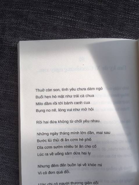 Eo ôi sách xinh ngoài mong đợi mọi người ơi. Ship tiki đặt hôm nay mà hôm sau đã nhận được rồi. Thơ đọc hay lắm, tác giả trẻ mà viết câu nào cũng chứa chan cảm xúc. Đọc xong xúc động muốn khóc luôn ạ. Nên mua nha mọi người