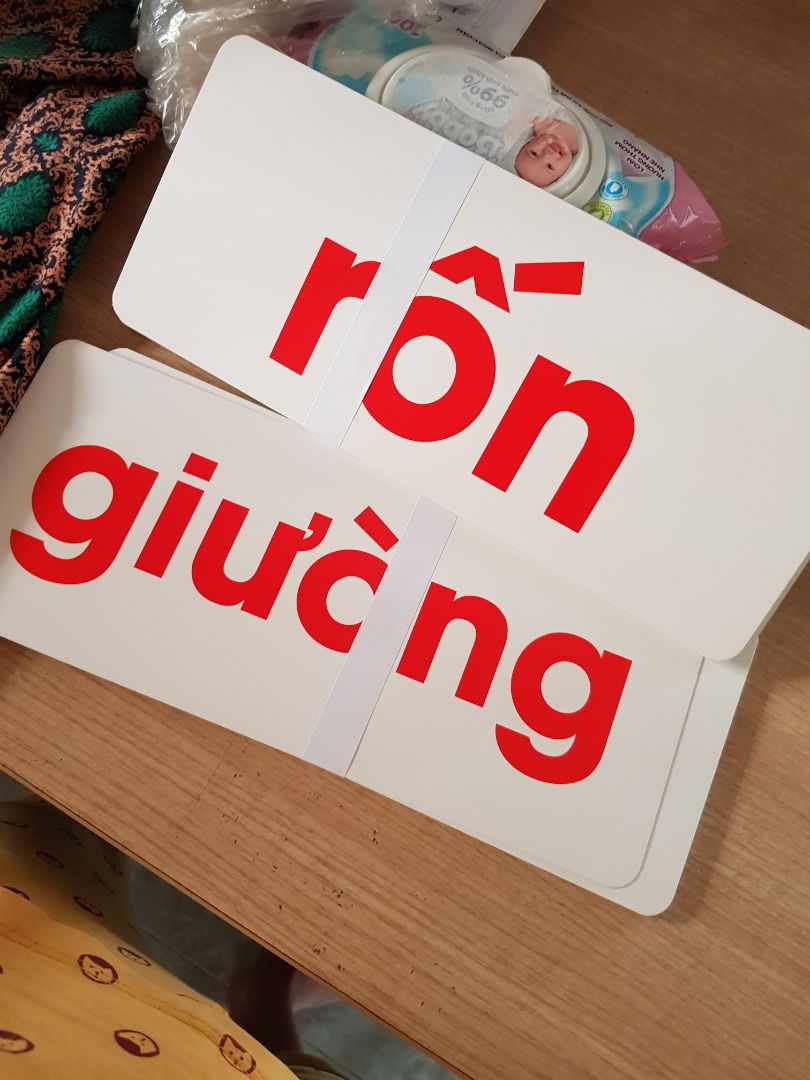 mình nghĩ là có hình cho em bé dễ xem, này chỉ có mỗi 1 chữ duy nhất trên tấm bìa cứng, quá thất vọng, con nít nhỏ nhìn mặt chữ sao nhớ hết đc, phải có hình ảnh mới đc chứ,  1 sao mình nghĩ là có hình cho em bé dễ xem, này chỉ có mỗi 1 chữ duy nhất trên tấm bìa cứng, quá thất vọng, con nít nhỏ nhìn mặt chữ sao nhớ hết đc, phải có hình ảnh mới đc chứ,  1 sao