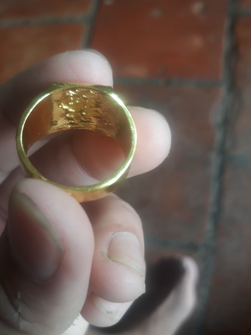 Sản Phẩm Tốt Nhìn Như Mới Nhưng Màu Quá Nhạt,Nhìn Non Lắm,Thấy Trong Hình Nhìn To Lắm Mới Mua Định Đeo Ngón Tay Giữa Ai Ngờ Nó Bé Hơn 1 Nửa Trong Hình Rồi Chuyển Qua Ngón Tay Trỏ?Còn Về Không Rỉ Phai Màu Để Mình Sai Thử Thời Gian Rồi Đáng Giá Sau