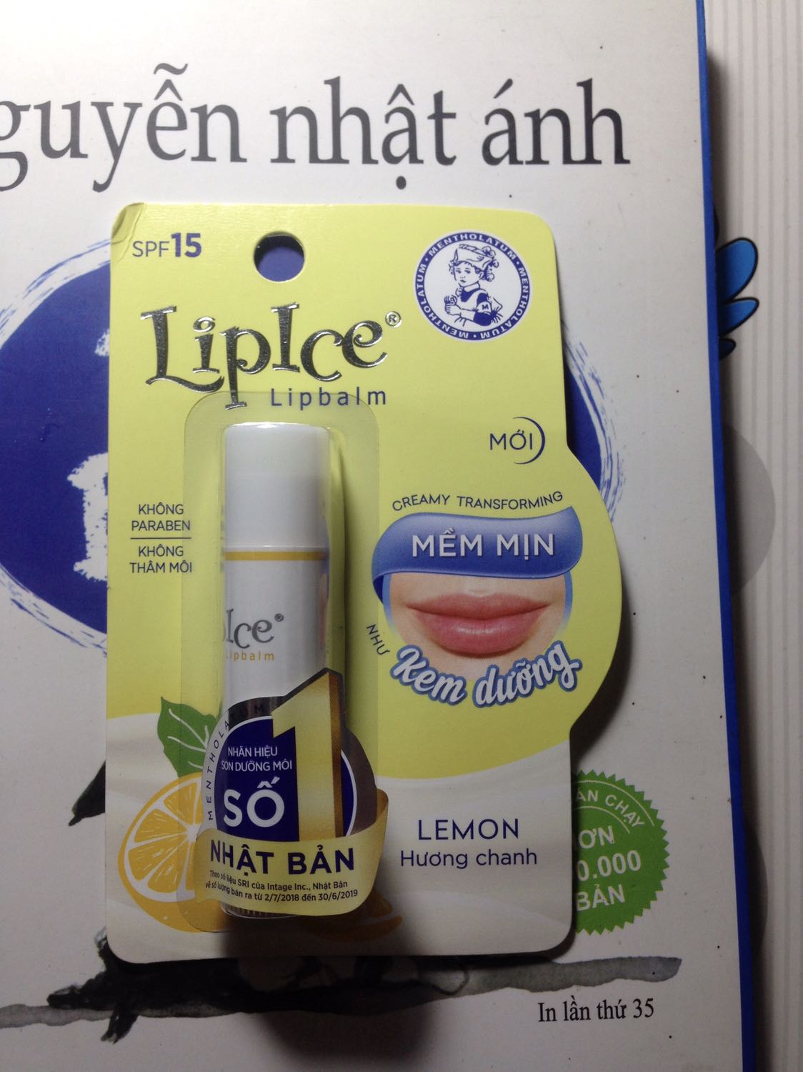 Chất son rất mịn, khi đánh lên lập tức làm mềm môi, đồng thời có hương chanh và mát nhẹ lưu lại tầm 5-10p. Mình thấy son khá phù hợp làm son dưỡng ban ngày vì có khả năng chống nắng. Nhưng không phù hợp đánh ban đêm vì chất dưỡng chỉ last được 3-4 tiếng thôi.
Mình đáng giá 4 sao vì gói hàng khi giao bị méo mó, nhàu nhĩ.
Sẽ cân nhắc mua lại.