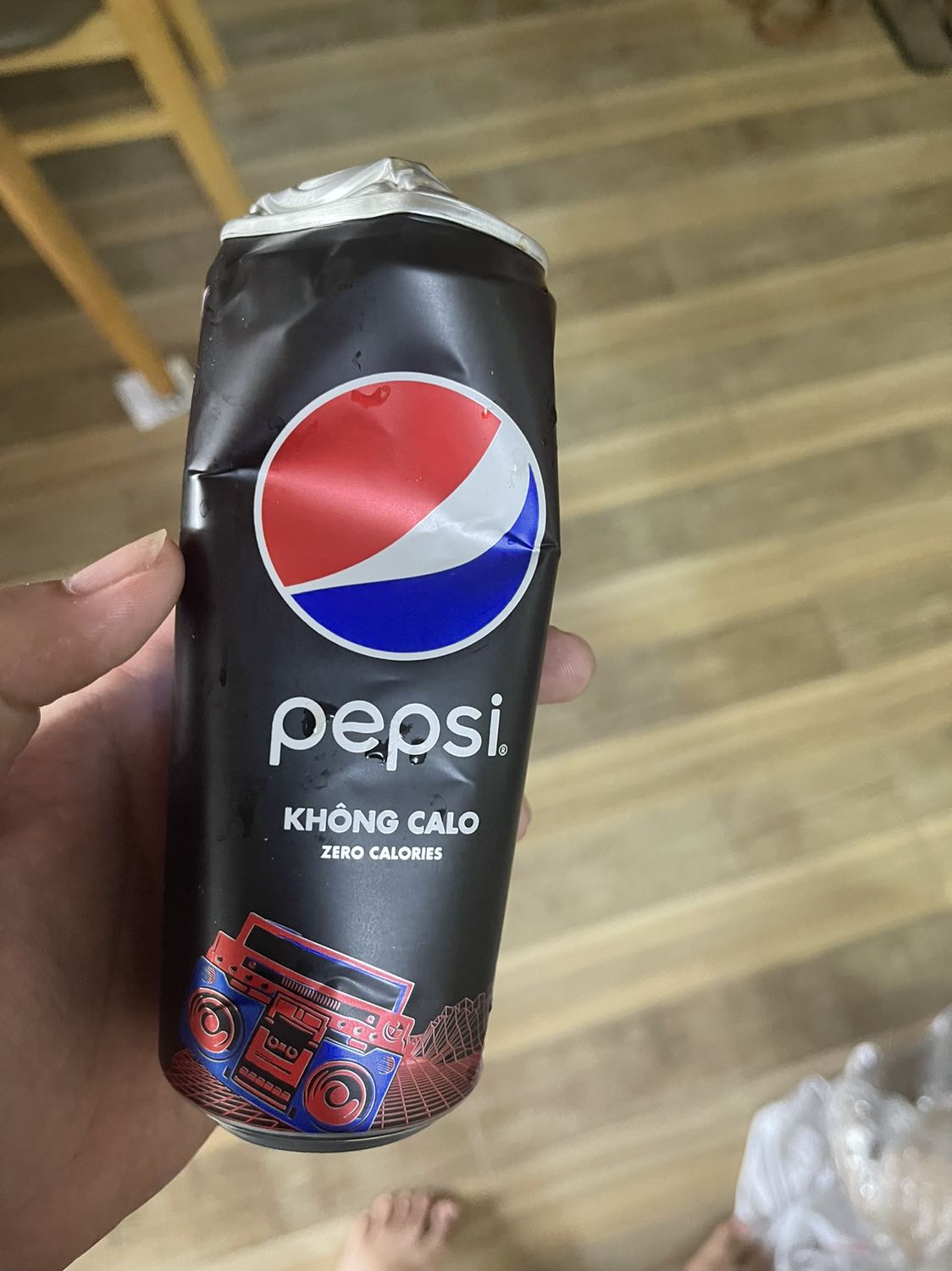 1. Đặt hàng ngày 12.*** đến 23.10.2021 mới giao ( biết là giãn cách do dịch nhưng tphcm đã hoạt động từ ***)
2. Chiều 22.10.2021 lúc 17:31 phút nhân viên giao hàng mới điện thoại hỏi với nội dung: a có đơn hàng từ Tiki a có còn muốn lấy ko? Mình tl ok lấy, Nv trả lời vậy mai e giao. Mình đồng ý. Nhưng tại sao cập Nhật là giao hàng không thành công do ko liên lạc được khách hàng hay khách hàng không bắt máy j đó … 
3. Thùng nước giao bị móp 2 ***, bể nước 1 ***, ướt nguyên thùng